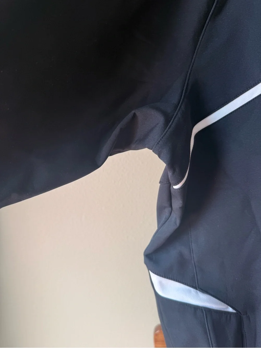 Under Armour Men's Black Performance Full-Zip Jacket with White Accents